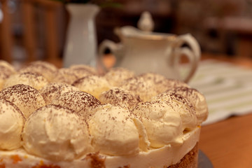 Sahnetorte  mit Kugeln, Vanilletorte, Kuchen essen, Kaffee trinken