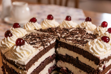 Schwarzwälder Kirschtorte / Sahnetorte / Deutsche Torte / Kirschtorte / Tortenstück / Torte Teller Kaffee 