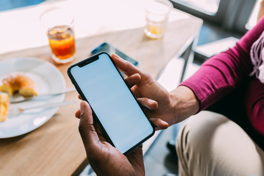 Black couple holding a modern cellphone