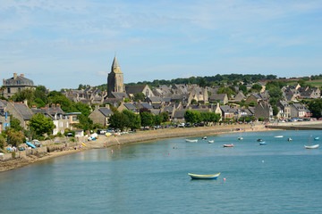 Vue de Saint-Suliac sur la Rance, Bretagne, France. View over Saint-Suliac on Rance river in...