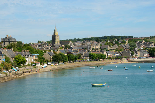 Vue de Saint-Suliac sur la Rance, Bretagne, France. View over Saint-Suliac on Rance river in Brittany, France