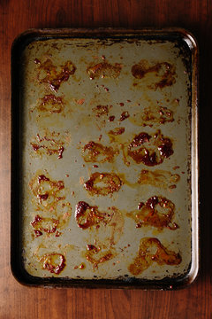 Dirty baking tray with sauce from chicken wings