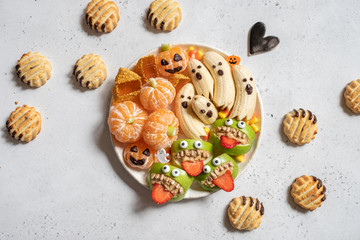 Healthy Halloween Treats. Banana Ghosts, Clementine Orange Pumpkins and Apple Monster Mounts