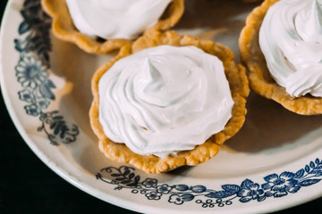 Crispy tartlets with white whipped egg cream