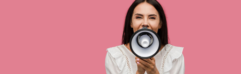 panoramic shot of woman screaming in megaphone isolated on pink - obrazy, fototapety, plakaty