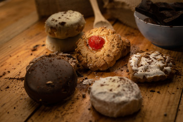 Chocolate espolvoreado con galletas de fondo