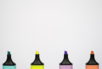 Elementos de oficina alineados sobre fondo blanco.