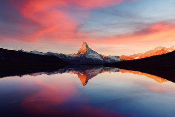Prachtig landschap met kleurrijke zonsopgang op het Stellisee-meer. Besneeuwde Matterhorn Cervino piek met reflectie in helder water. Zermatt, Zwitserse Alpen