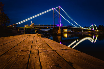 Most w Sandvika na wyspę Kalvoya nocą