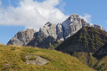 Fototapeta na wymiar il Mulaz con la prima neve di settembre; Pale di San Martino, Trentino