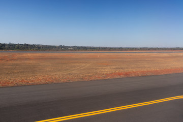 estrada de asfalto pelo deserto