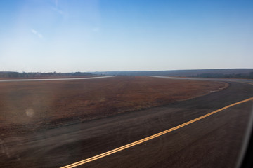 Fototapeta premium asfalto visto da janela do avião