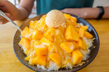 famous Taiwanese snacks of mango shaved ice