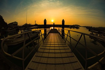 Obraz premium molo o zachodzie słońca