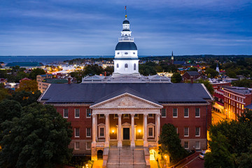 Maryland State House, in Annapolis, at dusk. The Maryland State House is the oldest U.S. state capitol in continuous legislative use, dating to 1772 and housing the Maryland General Assembly. - obrazy, fototapety, plakaty