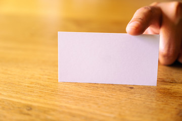 Obraz premium A hand holding and giving empty business card