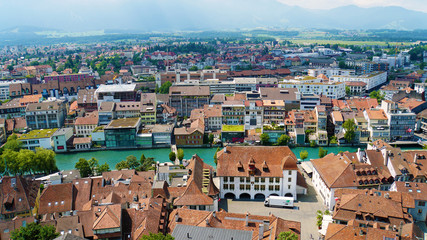 Fototapeta na wymiar 美しきスイスの古都トゥーンを見下ろす