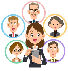 スマートフォンでチームに連絡するビジネスウーマン