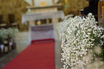 detalhe de decoração em igreja para casamento