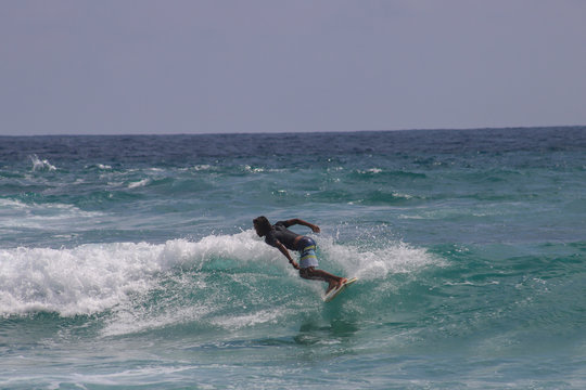 Hombre surfeando en playas tropicales de M&eacute;xico.