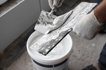 Home repair. Putty walls in the apartment.