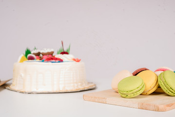 Cake on a special day for children makes children always happy and happy with sweet macarons.