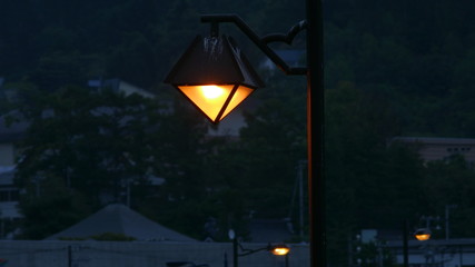 雨に濡れた街燈