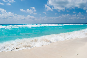 Fototapeta na wymiar Cancun beach in a sunny day.