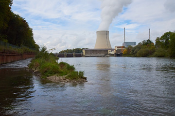 KKI 1 und 2 mit Wasserkraftwerk an der Isar