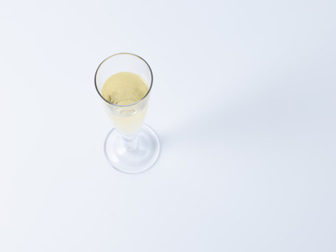 白いテーブルの上にシャンパン