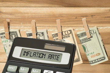 Dollar Geldscheine, Taschenrechner und die Inflation in Amerika