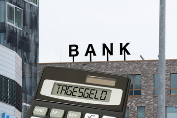 Eine Bank, Taschenrechner und das Tagesgeld