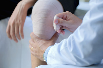 Physical hands Wrap the knee to the patient.