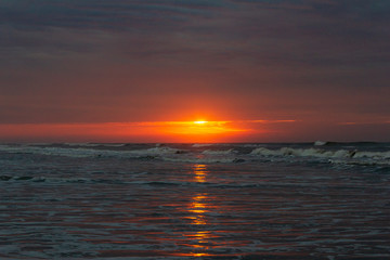 Obraz premium nascer do sol na praia no mar