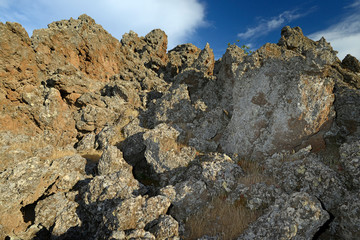  erstarrte Lava / vulkanisches Gestein auf der griechischen Halbinsel Methana, Peloponnes,...