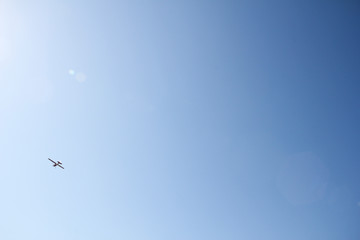 céu azul com avião