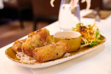 Frühlingsrollen gebraten frittiert