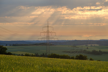 Hochspannungsleitung / Überlandleitung im Abendlicht