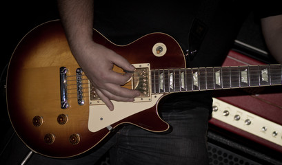 Obraz premium Playing guitar close up photo