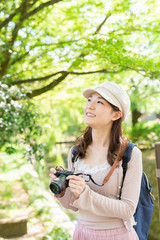 観光する女性　京都　カメラ