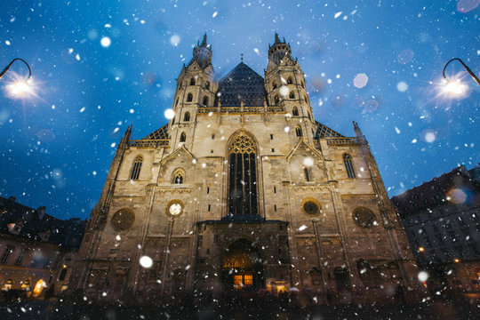 St. Stephen's Cathedral in snow at dawn. - Vienna travel image.