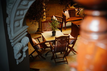 mesas en patio, zona de descanso hotel
