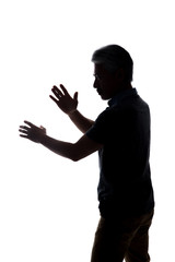 Silueya negra sobre fondo blanco de un hombre de mediana edad haciendo poses de artes marciales.