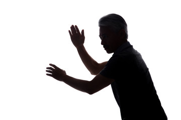 Silueya negra sobre fondo blanco de un hombre de mediana edad haciendo poses de artes marciales.