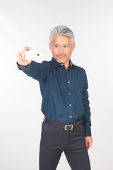 Hombre de mediana edad, de origen japonés, profesional, empresario o directivo haciéndose un...
