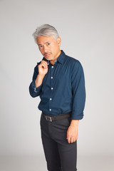 Hombre de mediana edad con americana al hombro, foto de estudio de un hombre japonés.