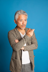 Hombre de mediana edad con el pelo blanco de origen japonés, haciendo expresiones y sonrisas,...