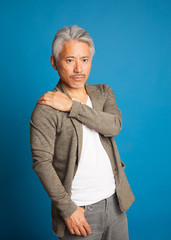 Hombre de mediana edad con el pelo blanco de origen japonés, haciendo expresiones y sonrisas,...