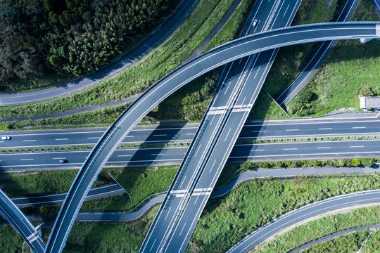 俯瞰から見る自然の中の高速道路