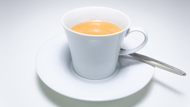 Tasse Kaffe weißer Hintergrund